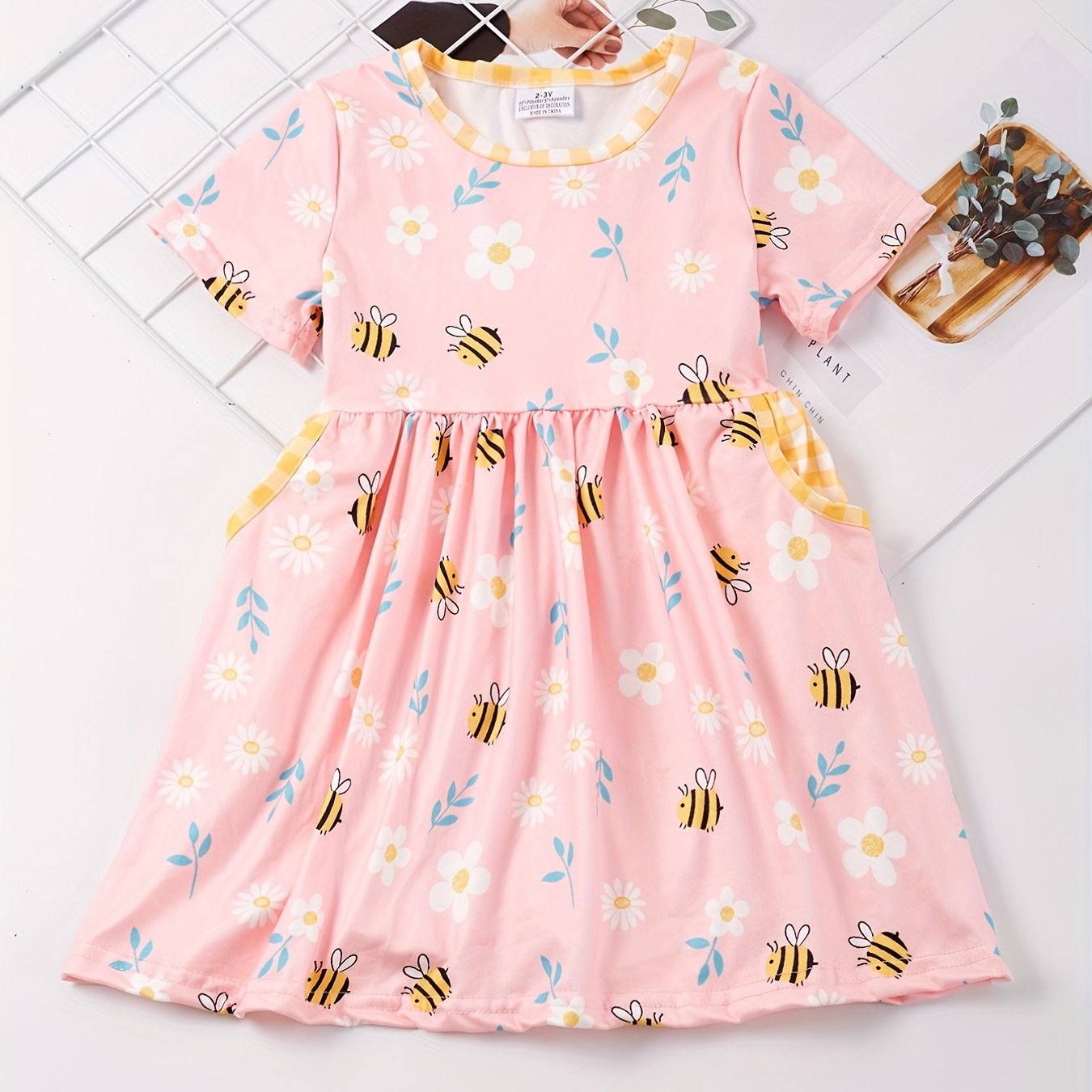 Adorable Girls Bee-Graced Floral Print Dress - Casual Round Neck with Handy Pockets for Everyday Stylish Comfort