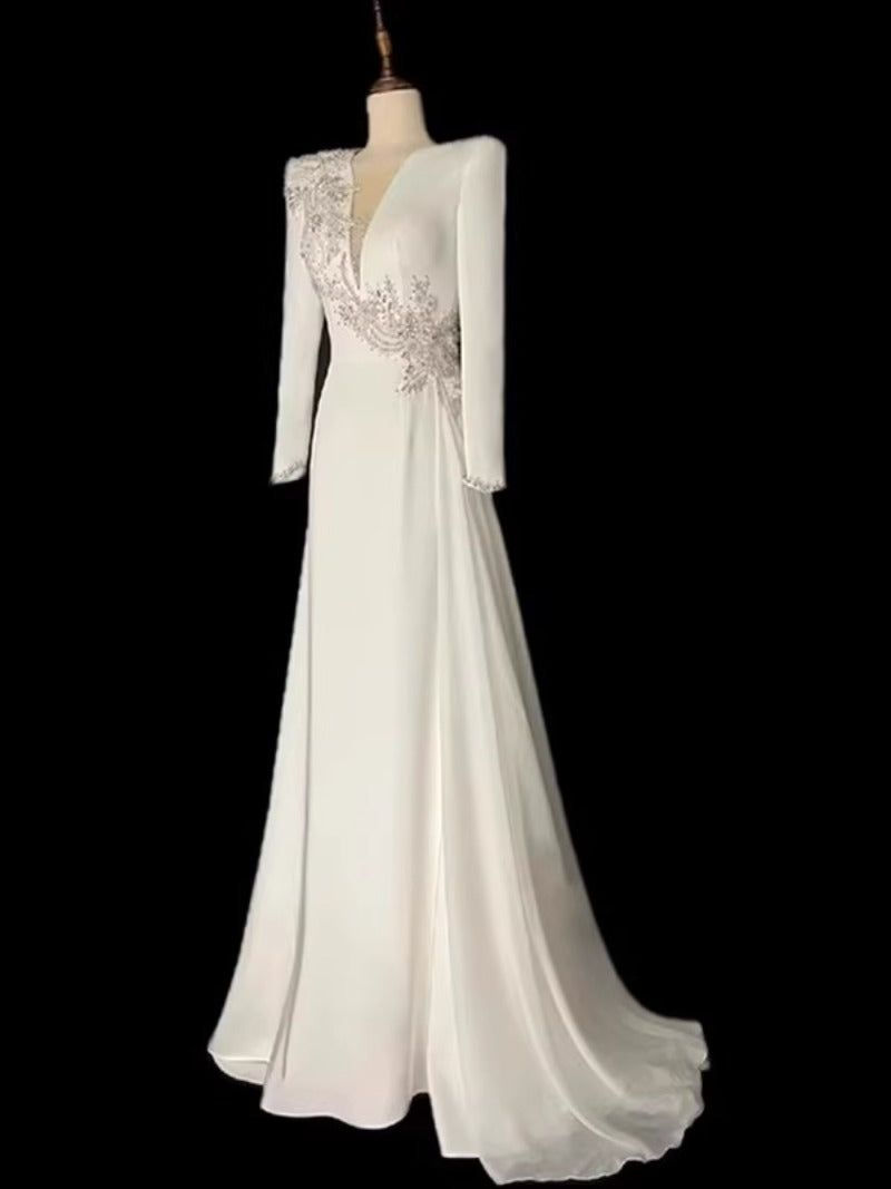 White host evening dress advanced stage chorus table performance dress dignified atmosphere vocal music broadcasting art test