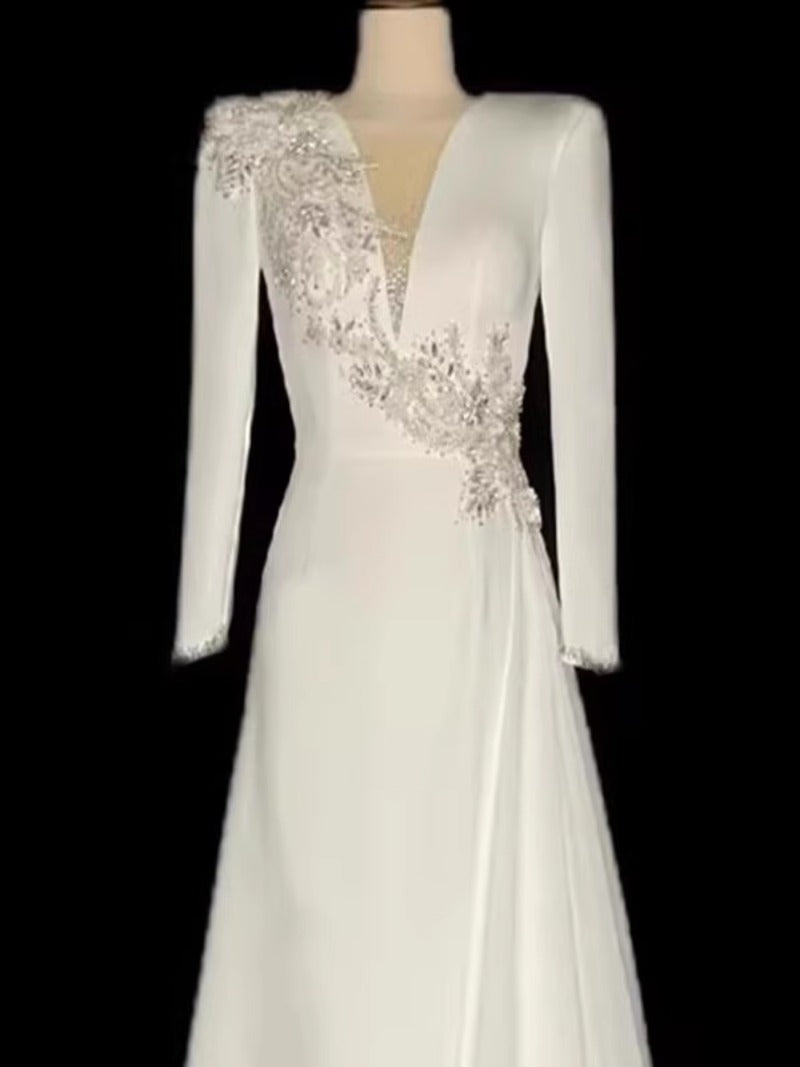 White host evening dress advanced stage chorus table performance dress dignified atmosphere vocal music broadcasting art test
