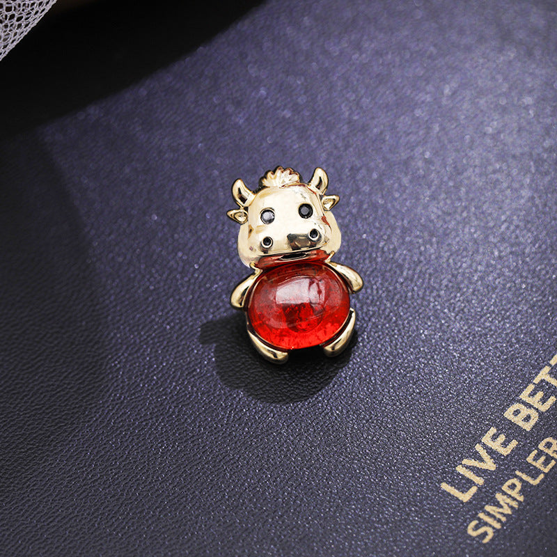 2025 Little bee cat zodiac cow brooch anti-light buckle temperament suit brooch pin fixed clothes accessories