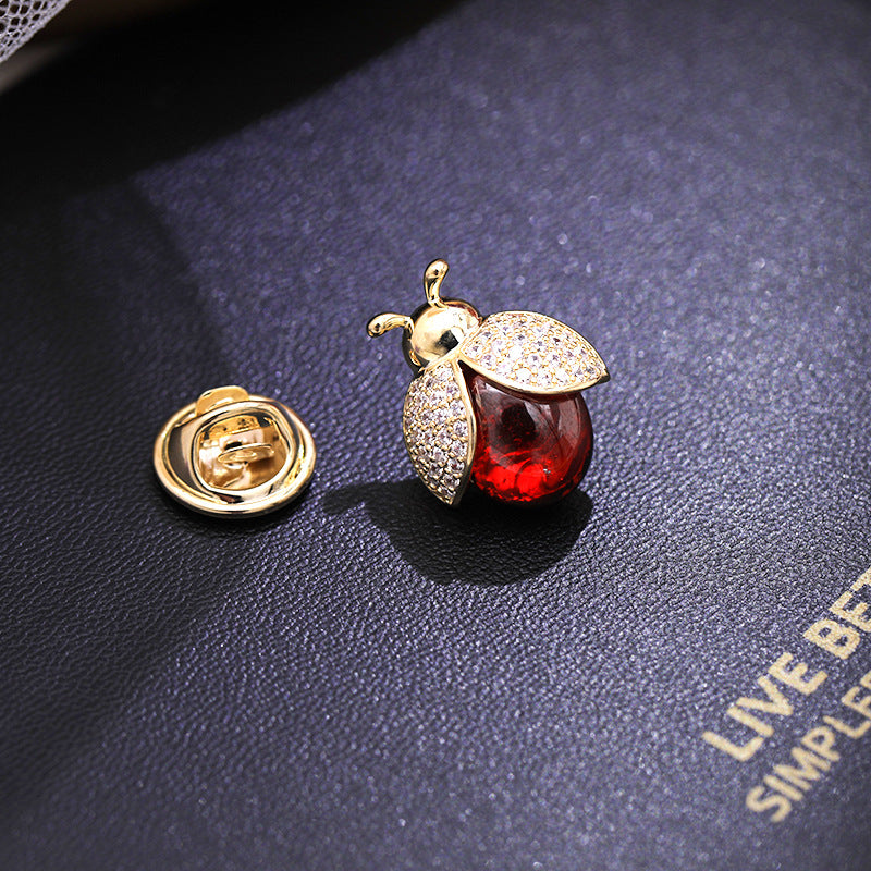 2025 Little bee cat zodiac cow brooch anti-light buckle temperament suit brooch pin fixed clothes accessories