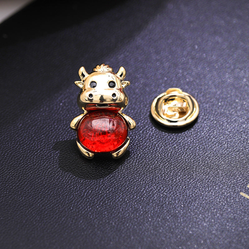 2025 Little bee cat zodiac cow brooch anti-light buckle temperament suit brooch pin fixed clothes accessories