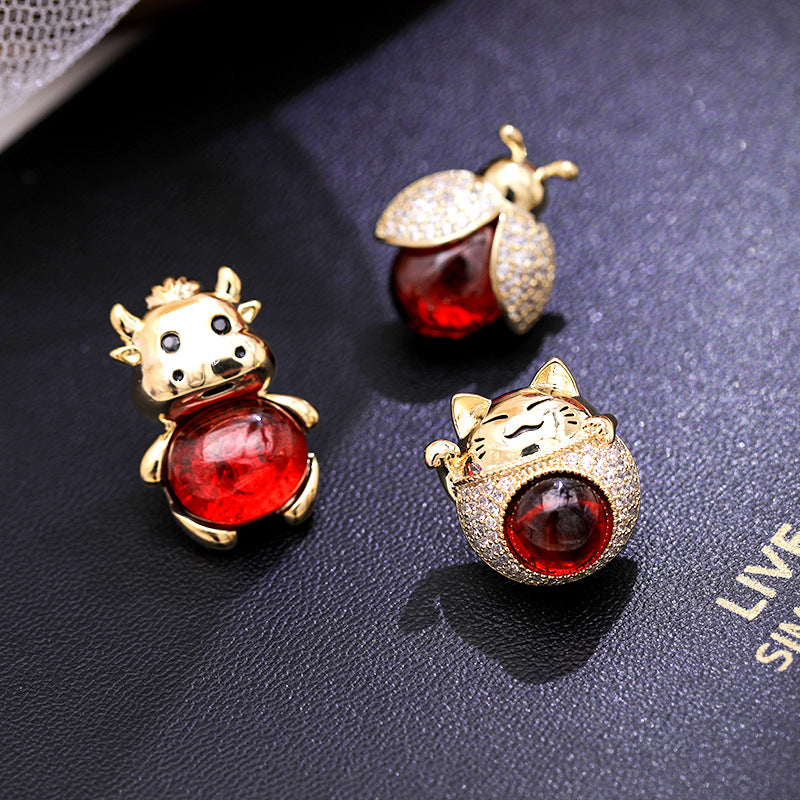2025 Little bee cat zodiac cow brooch anti-light buckle temperament suit brooch pin fixed clothes accessories