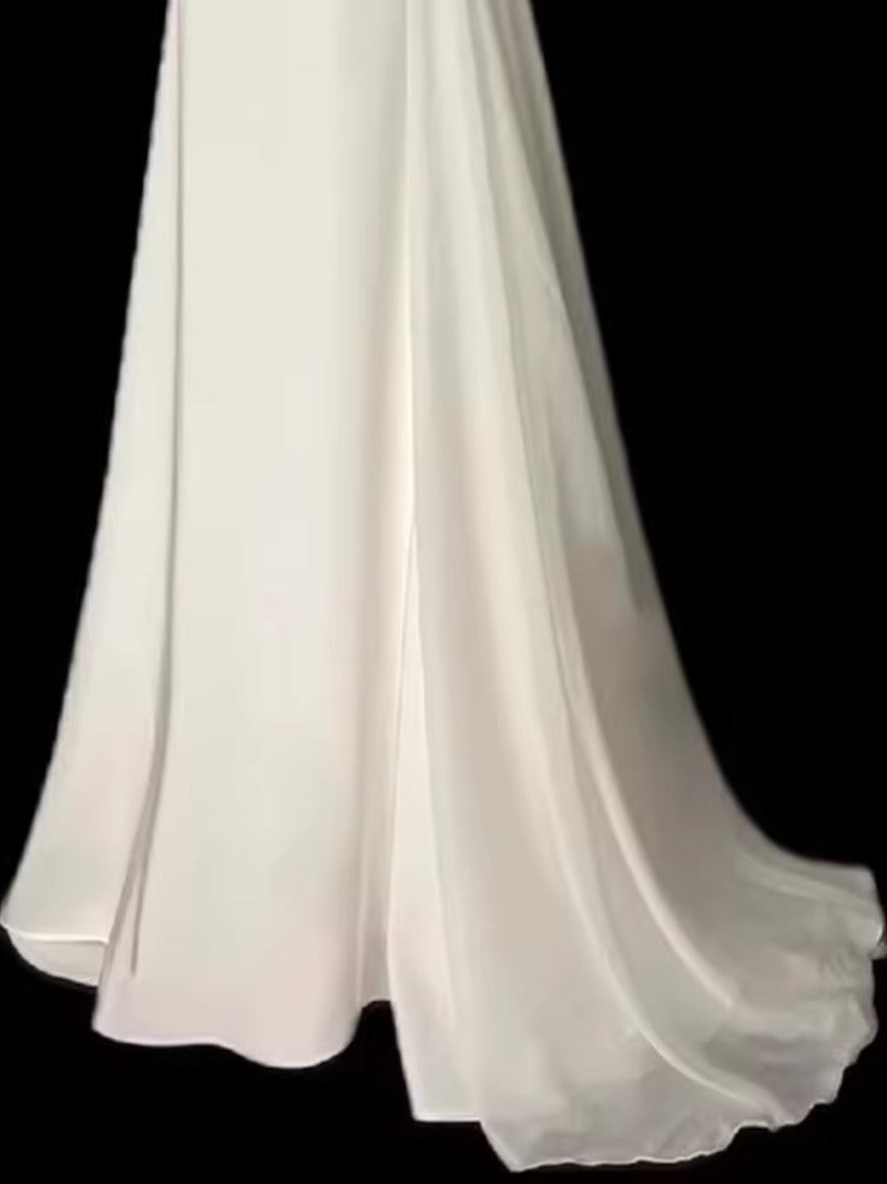White host evening dress advanced stage chorus table performance dress dignified atmosphere vocal music broadcasting art test