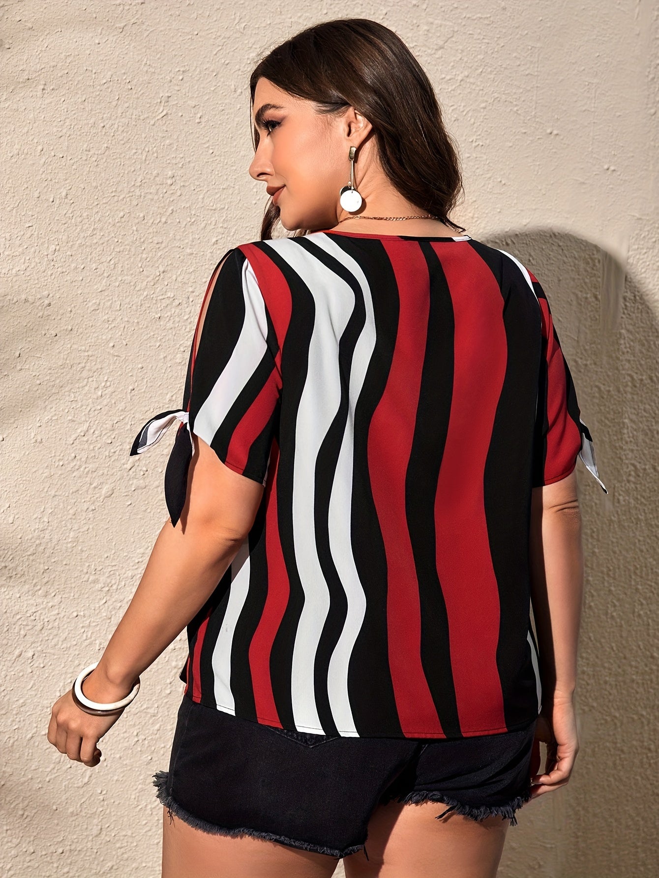 Plus Size Womens Geometric Patterned Crew Neck Short Sleeve Tunic Blouse - Comfortable Non-Stretch Polyester Material, Casual Summer Wear, Pullover Design, Random Printing, Woven Fabric - Perfect for Hot Weather and Outdoor Activities
