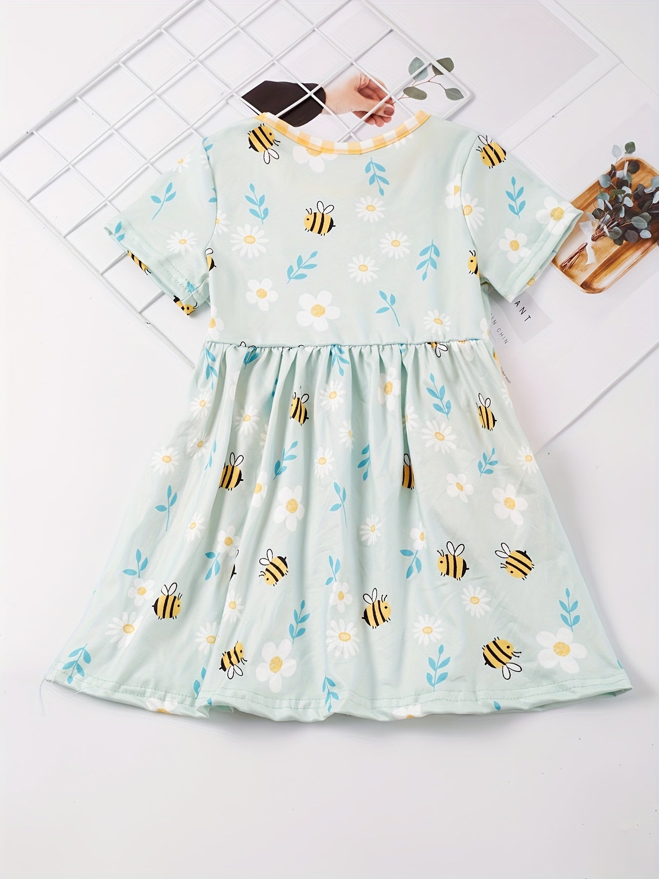 Adorable Girls Bee-Graced Floral Print Dress - Casual Round Neck with Handy Pockets for Everyday Stylish Comfort