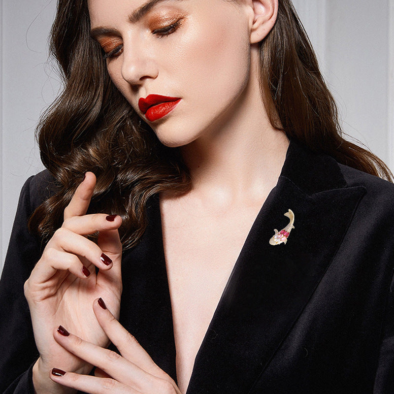 2025 The new Japan and South Korea have fish brooches every year, slightly inlaid with zircon for men and women, personalized small fish pins, and high-end brooch accessories.