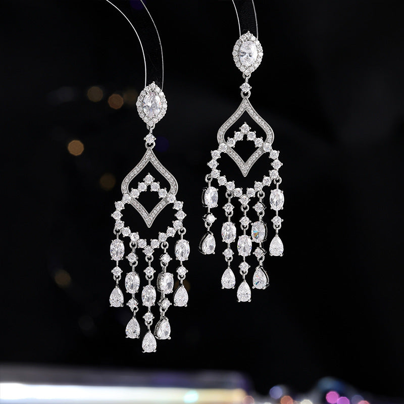 2025 Exaggerated atmosphere heavy industry earrings personalized fashion banquet dress bridal temperament light luxury long fringed water drop earrings