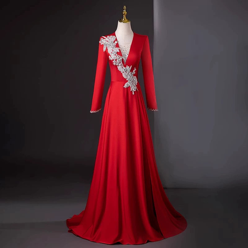 White host evening dress advanced stage chorus table performance dress dignified atmosphere vocal music broadcasting art test