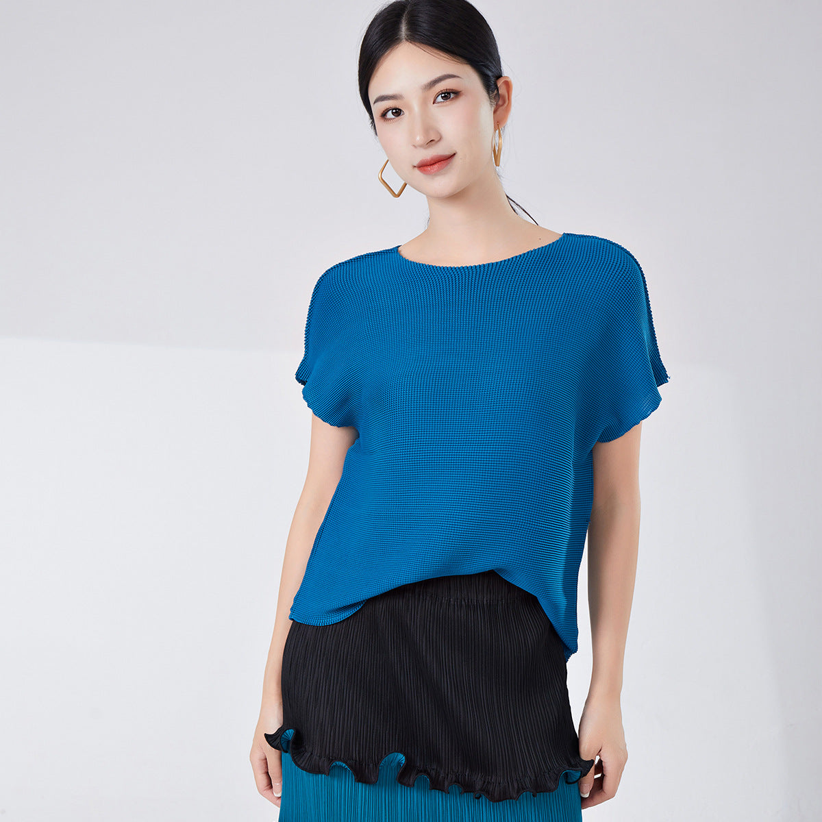 2025 Women's t-shirt high-end summer new round neck loose and thin pullover temperament Miyake short-sleeved top