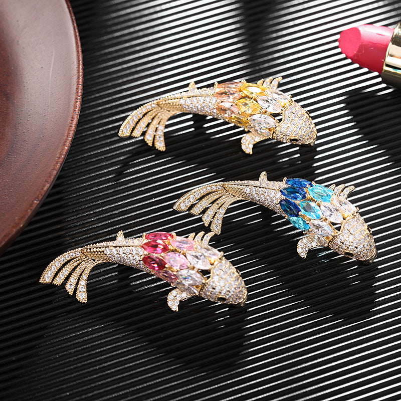 2025 The new Japan and South Korea have fish brooches every year, slightly inlaid with zircon for men and women, personalized small fish pins, and high-end brooch accessories.