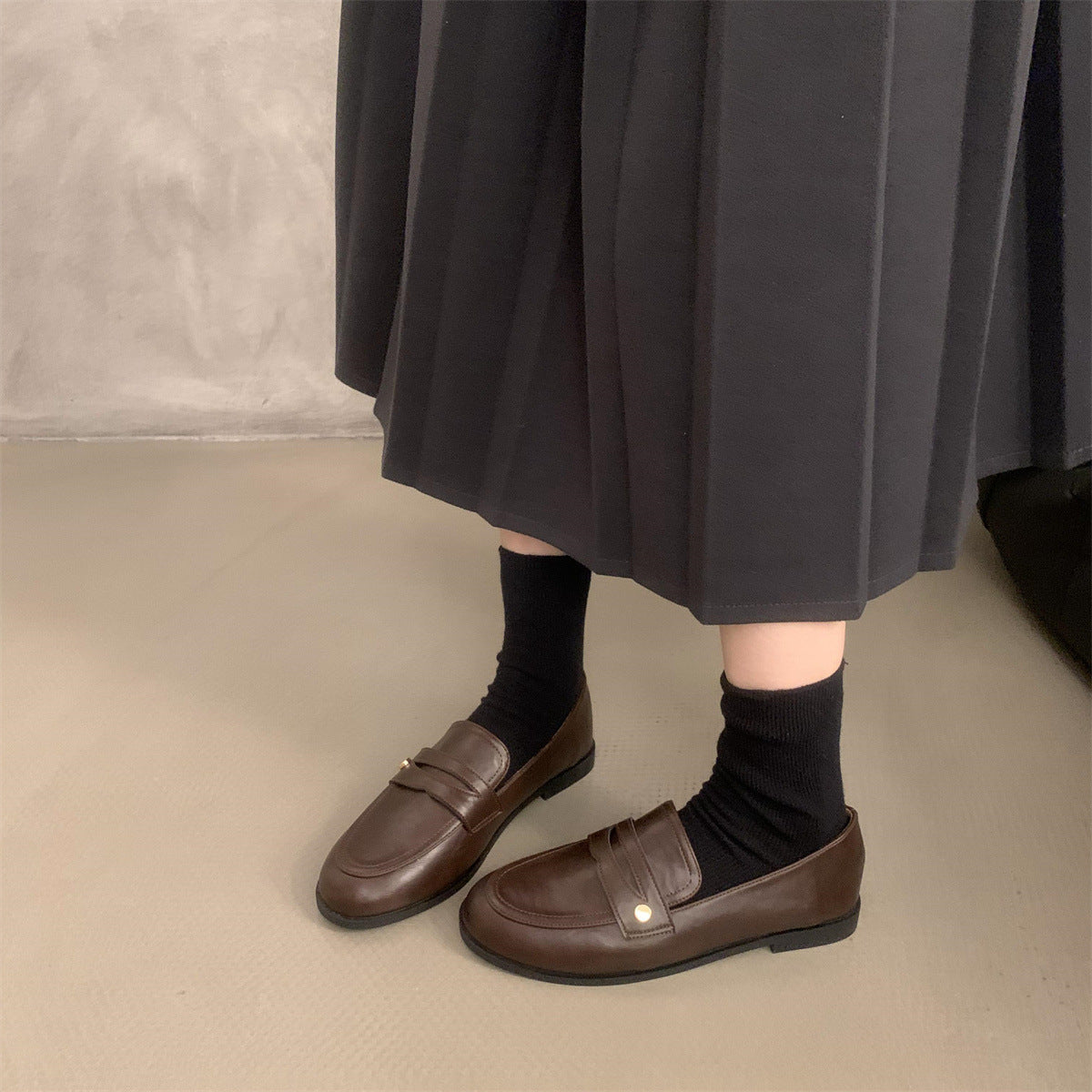 2025 Retro British style small gold buckle low heel loafer single shoes women's autumn popular new commuter one-pedal small leather shoes