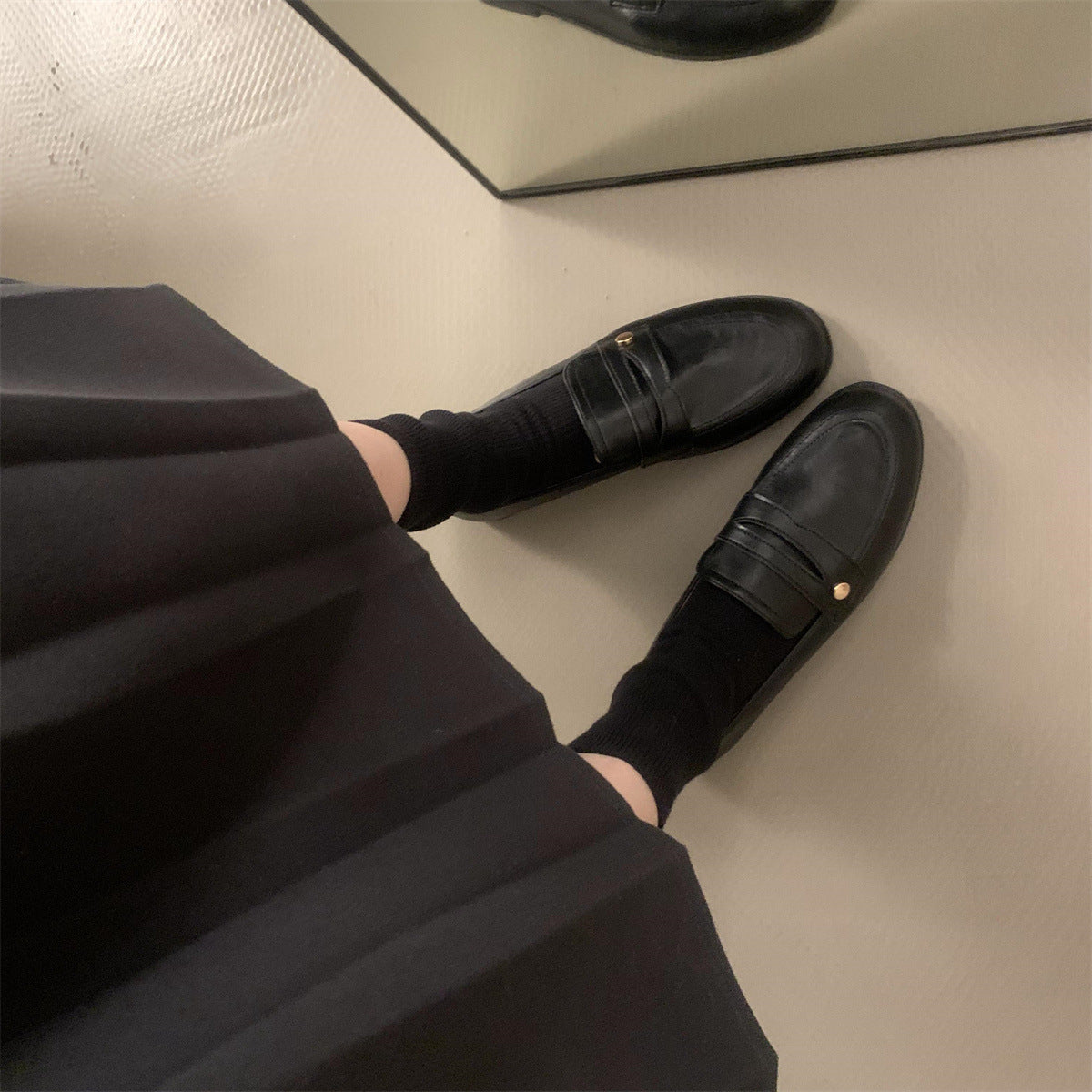 2025 Retro British style small gold buckle low heel loafer single shoes women's autumn popular new commuter one-pedal small leather shoes