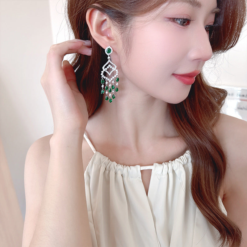2025 Exaggerated atmosphere heavy industry earrings personalized fashion banquet dress bridal temperament light luxury long fringed water drop earrings