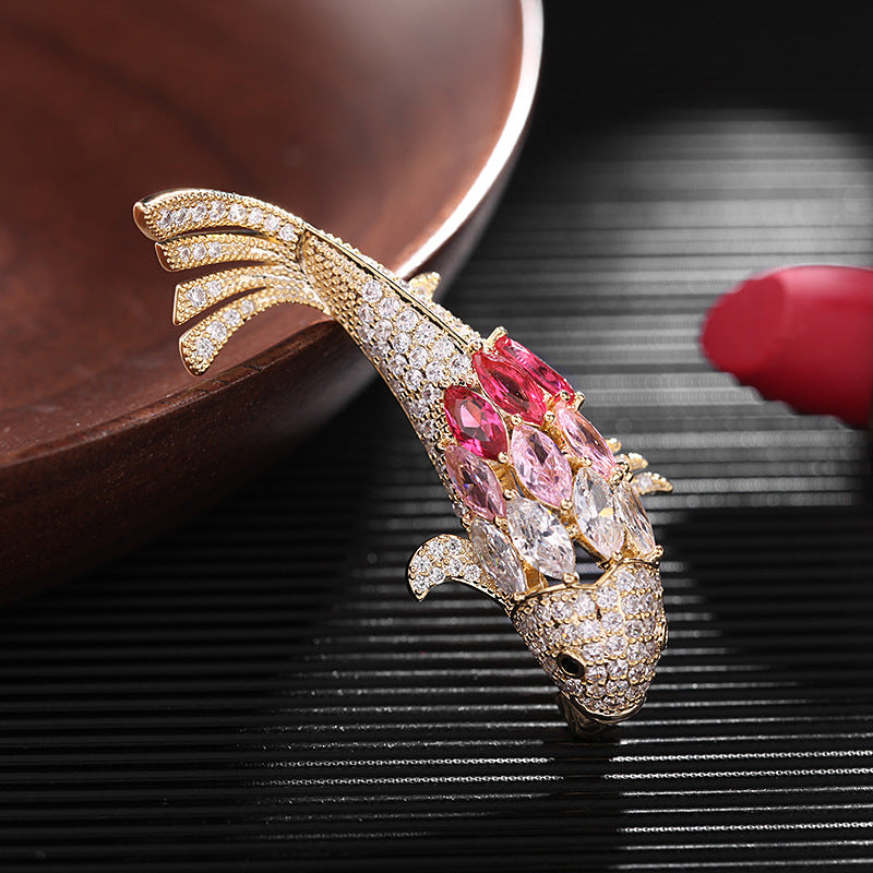 2025 The new Japan and South Korea have fish brooches every year, slightly inlaid with zircon for men and women, personalized small fish pins, and high-end brooch accessories.