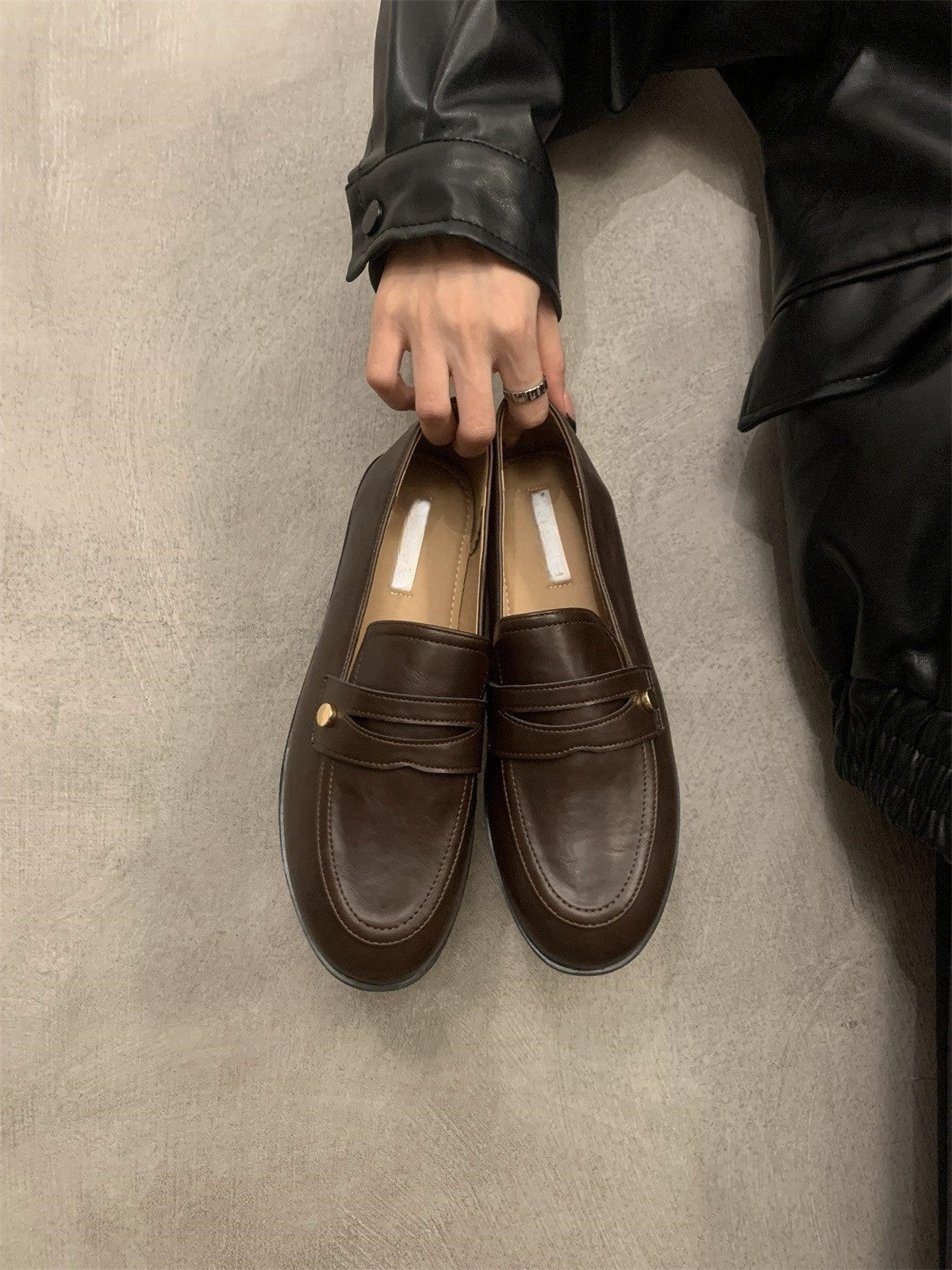 2025 Retro British style small gold buckle low heel loafer single shoes women's autumn popular new commuter one-pedal small leather shoes
