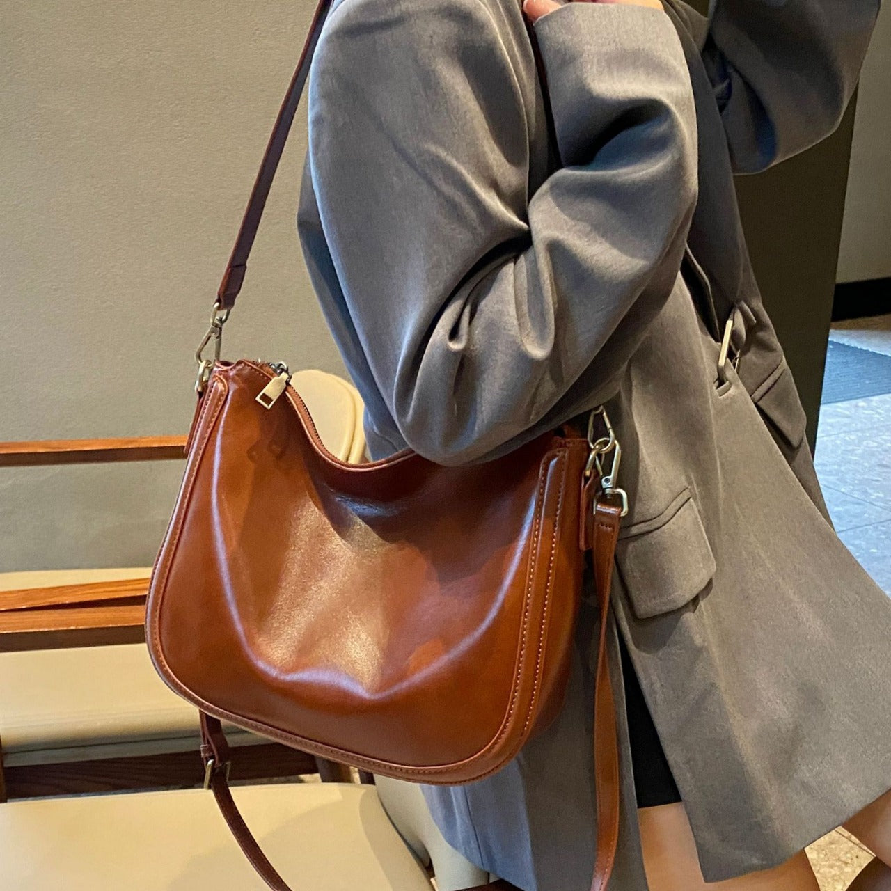 ZllKl First Layer Cowhide New Crossbody Bag Women's All-Match Underarm Genuine Leather Bag Plant Leather Retro Bucket Bag Guangzhou Wholesale