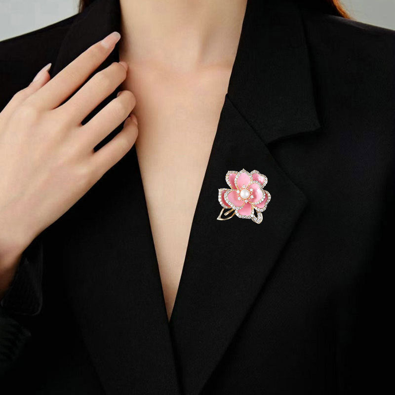 2025 New pink three-dimensional camellia brooch high-end niche design flower brooch blazer pin accessories