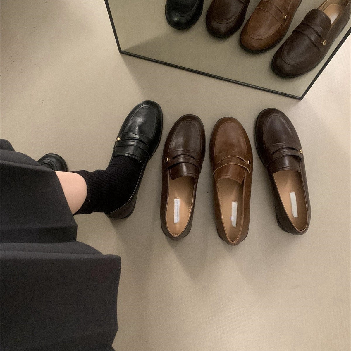 2025 Retro British style small gold buckle low heel loafer single shoes women's autumn popular new commuter one-pedal small leather shoes