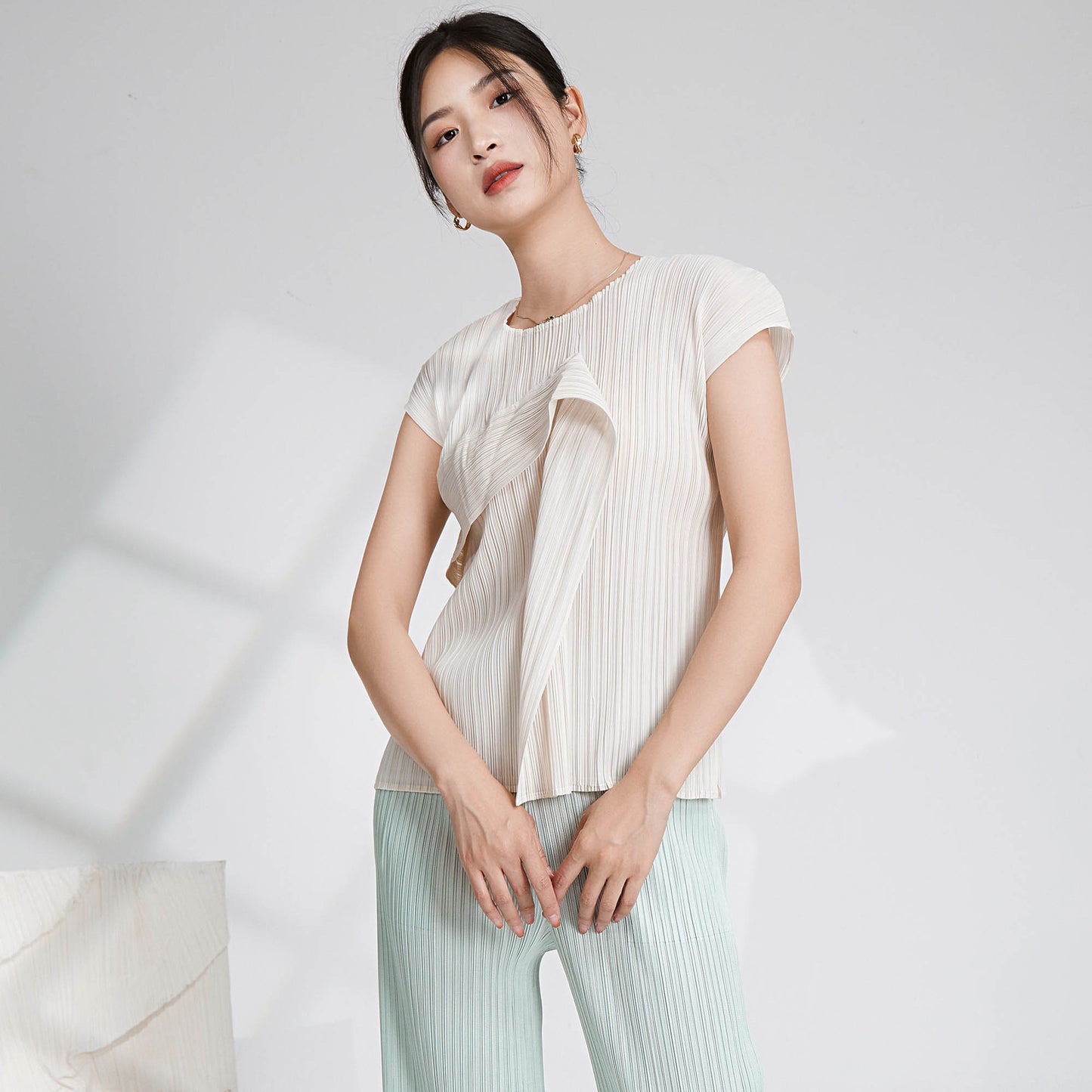 2025 Hot-selling women's t-shirt short-sleeved design sense niche round neck irregular high-end fashion temperament thin Miyake top