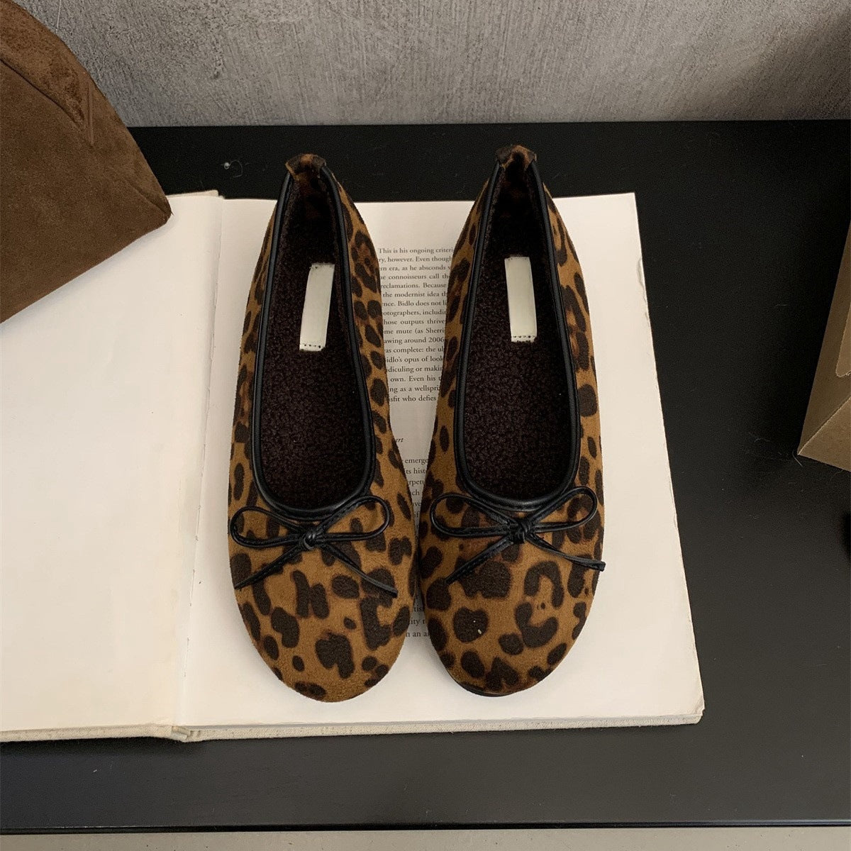 2025 Suede round head shallow mouth single shoes women's velvet bean shoes women's winter new retro casual one-pedal thermal cotton shoes