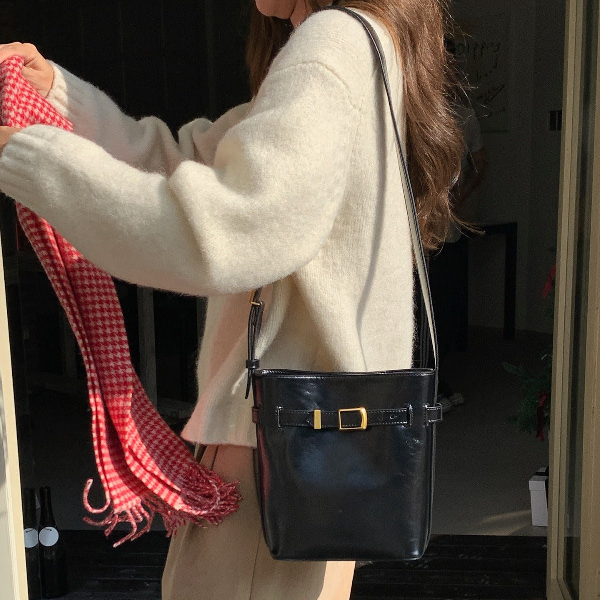 ZLLKL 2025 Korean version ins oil wax leather shoulder crossbody small bag women's popular senior sense retro simple bucket bag women's bag