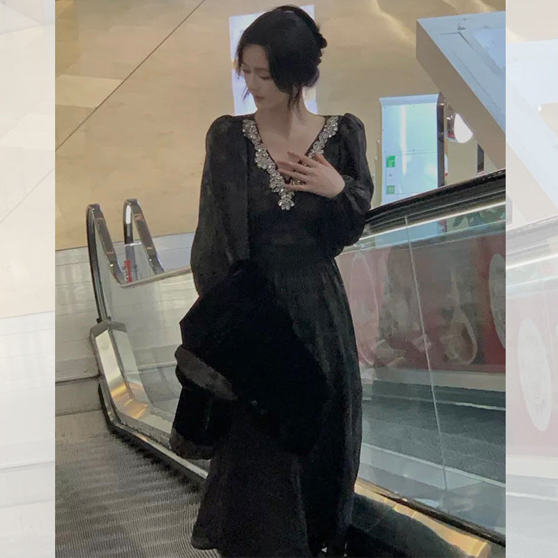 2025 Early spring new Hepburn style high-end v-neck velvet dress women's retro diamond-encrusted niche temperament long dress