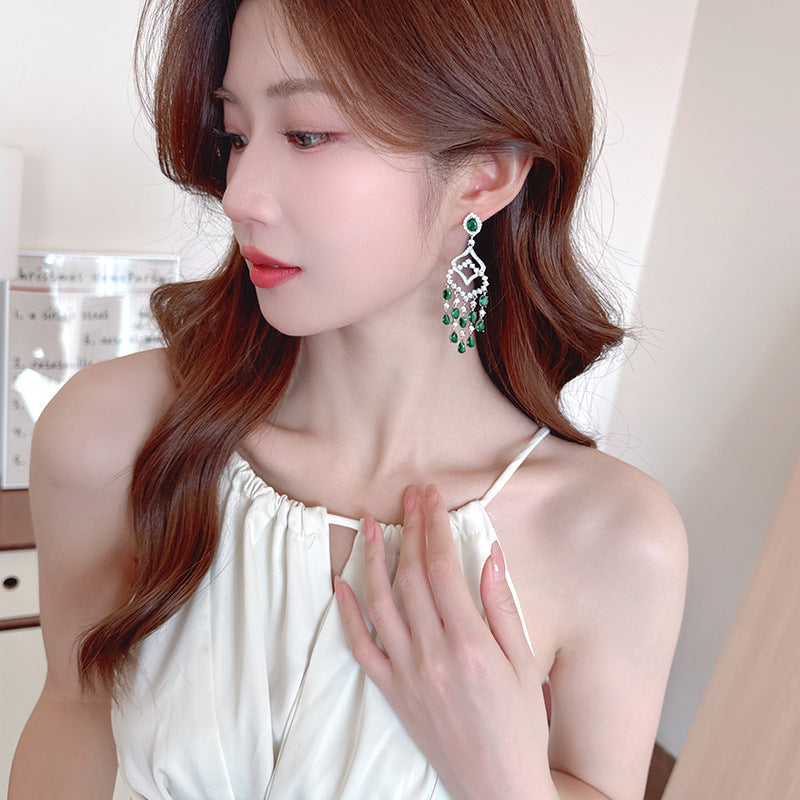 2025 Exaggerated atmosphere heavy industry earrings personalized fashion banquet dress bridal temperament light luxury long fringed water drop earrings