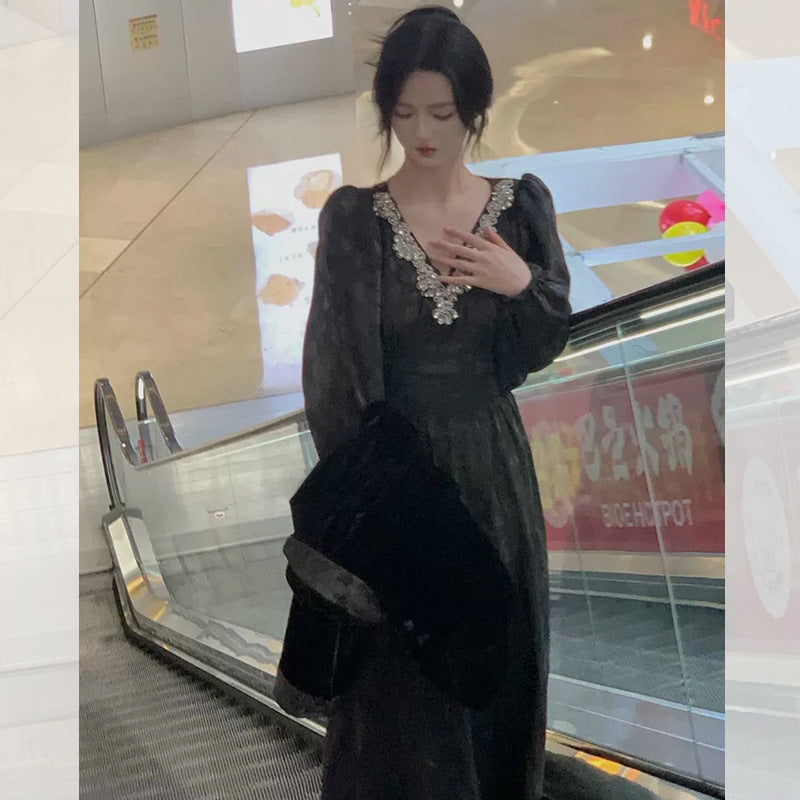 2025 Early spring new Hepburn style high-end v-neck velvet dress women's retro diamond-encrusted niche temperament long dress