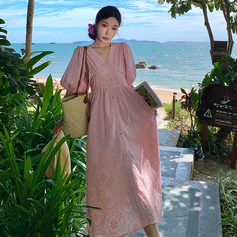 2025 chic and beautiful temperament hollow lace dress women's summer super good-looking V-neck bubble sleeve vacation dress