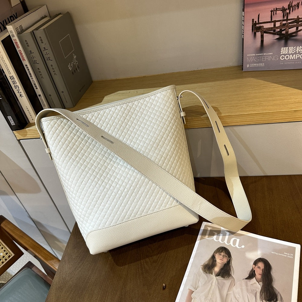 New diamond bag, bucket bag, leather large-capacity women's bag, messenger bag, New first-layer cowhide shoulder bag, bag 9832.