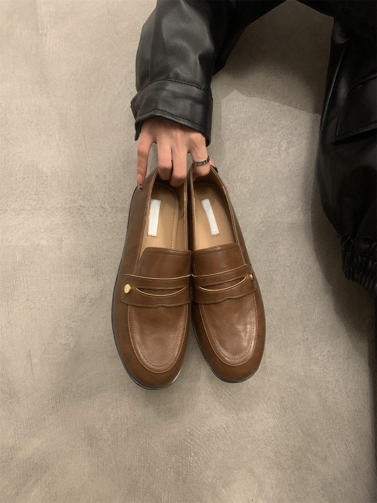 2025 Retro British style small gold buckle low heel loafer single shoes women's autumn popular new commuter one-pedal small leather shoes