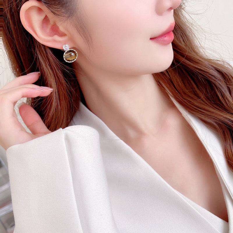 2025 Simple, fashionable and versatile temperament earrings, exquisite niche amber trendy girl earrings s925 silver needle round pearl stud earrings