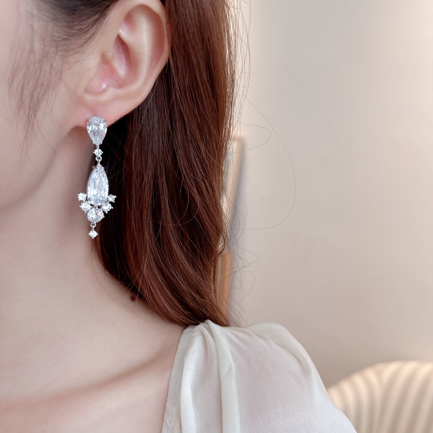 2025 Light luxury high-end design earrings, water drop-shaped zircon inlaid with simple celebrity temperament fashion S925 silver needle earrings
