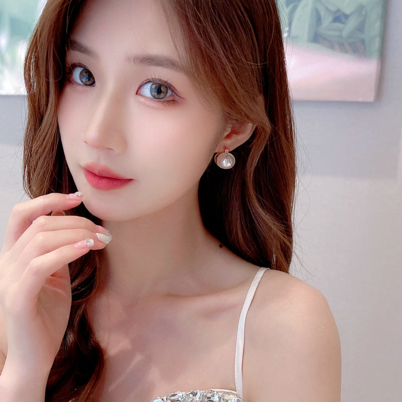 2025 Korean version Dongdaemun niche design earrings Internet celebrity temperament earrings new V-shaped opening double-sided pearl stud earrings