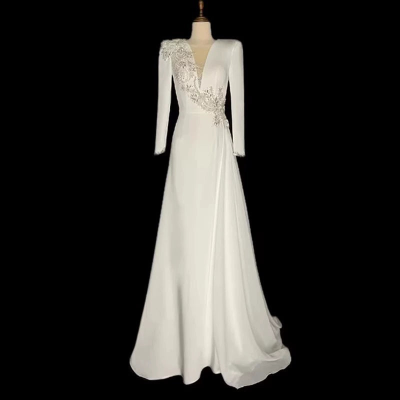 White host evening dress advanced stage chorus table performance dress dignified atmosphere vocal music broadcasting art test