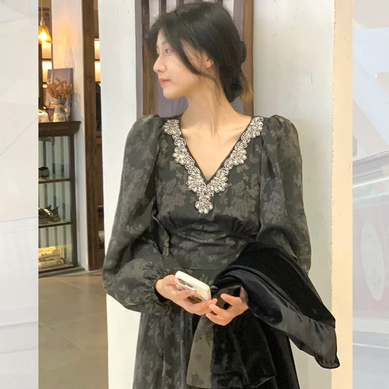 2025 Early spring new Hepburn style high-end v-neck velvet dress women's retro diamond-encrusted niche temperament long dress