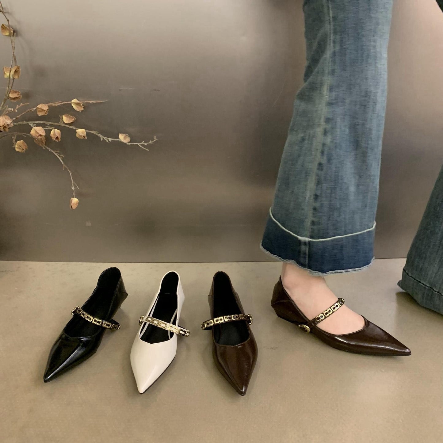 2025 Pointed low-heeled single shoes women's popular autumn new Korean version retro one-word buckle with skirt shallow mouth Mary Jane shoes