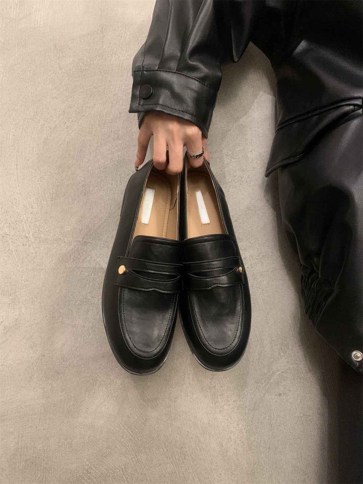 2025 Retro British style small gold buckle low heel loafer single shoes women's autumn popular new commuter one-pedal small leather shoes