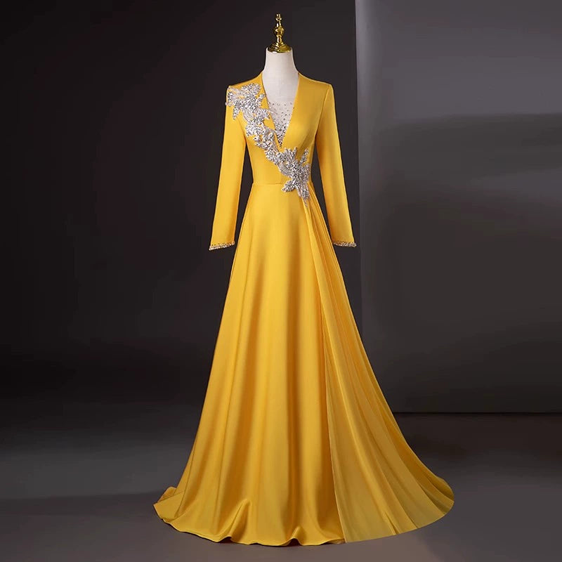 White host evening dress advanced stage chorus table performance dress dignified atmosphere vocal music broadcasting art test