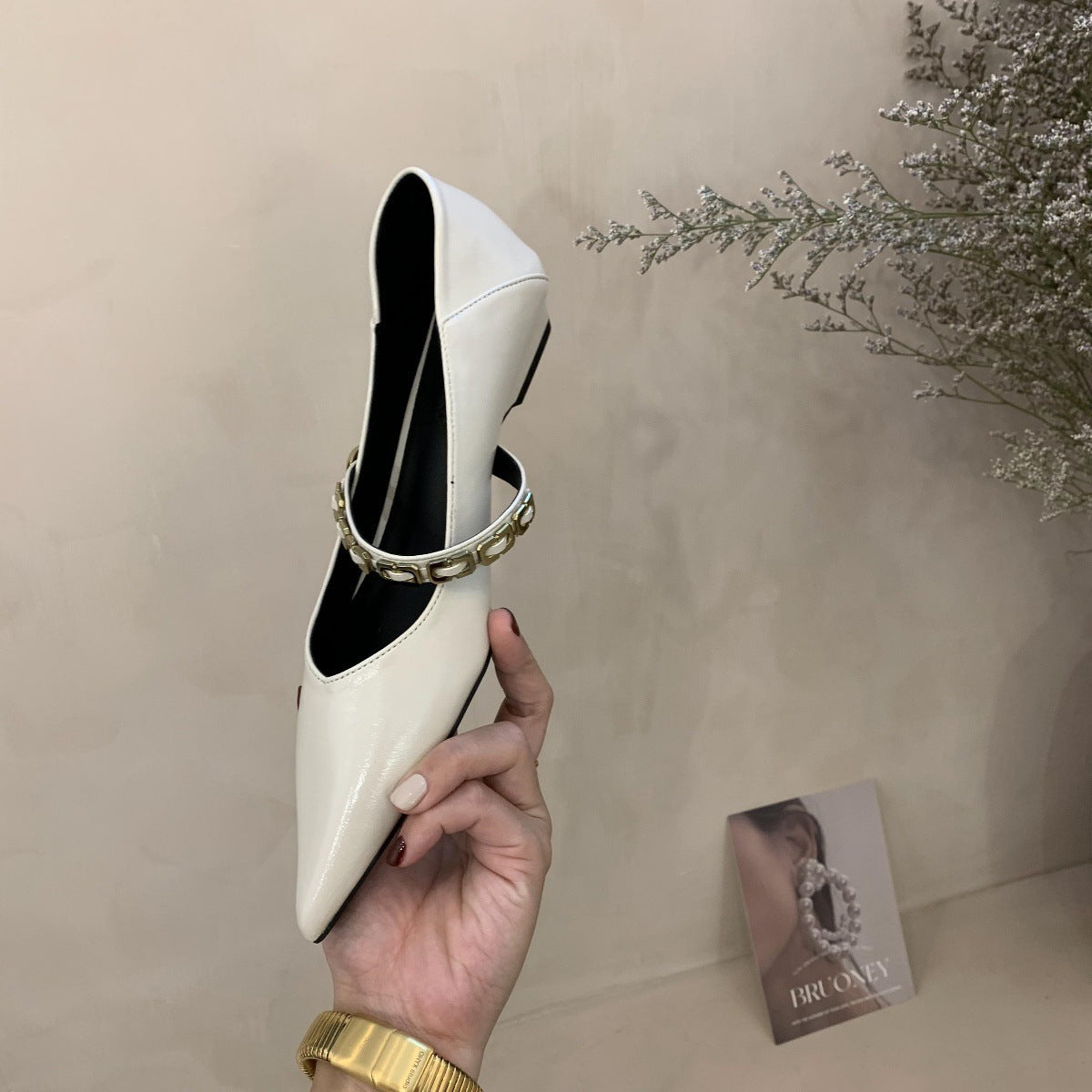 2025 Pointed low-heeled single shoes women's popular autumn new Korean version retro one-word buckle with skirt shallow mouth Mary Jane shoes
