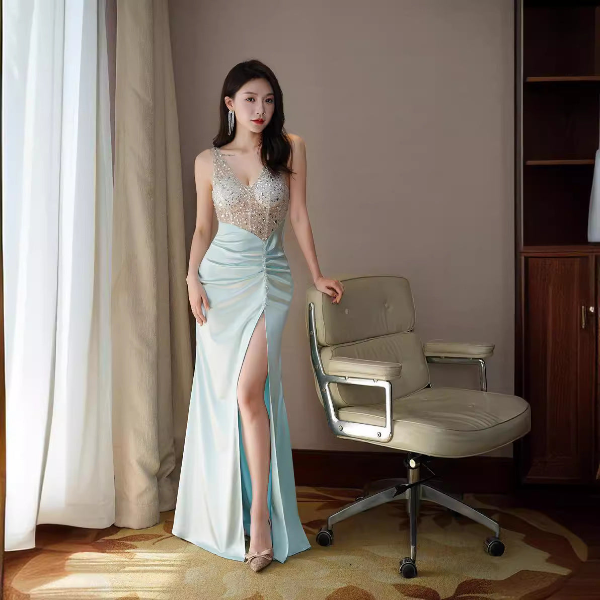 2025 Light luxury celebrity v-neck temperament slim-fitting pleated fishtail hip-wrapped dress split-ended diamond sexy transparent ktv video dress