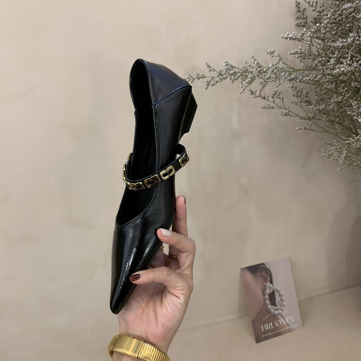 2025 Pointed low-heeled single shoes women's popular autumn new Korean version retro one-word buckle with skirt shallow mouth Mary Jane shoes