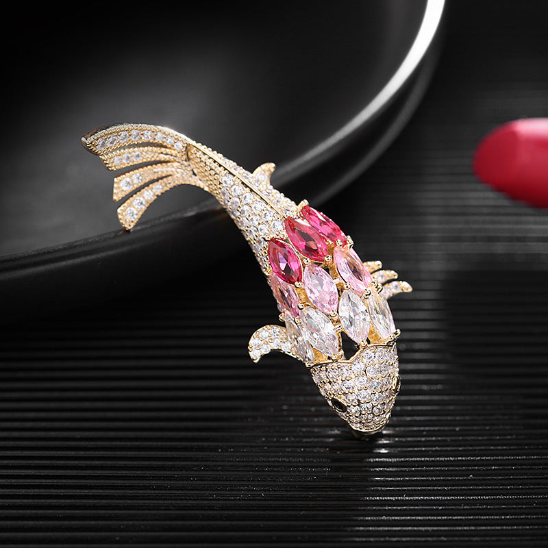 2025 The new Japan and South Korea have fish brooches every year, slightly inlaid with zircon for men and women, personalized small fish pins, and high-end brooch accessories.