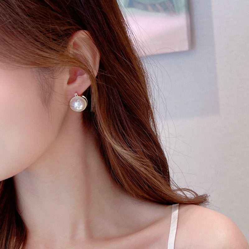 2025 Korean version Dongdaemun niche design earrings Internet celebrity temperament earrings new V-shaped opening double-sided pearl stud earrings