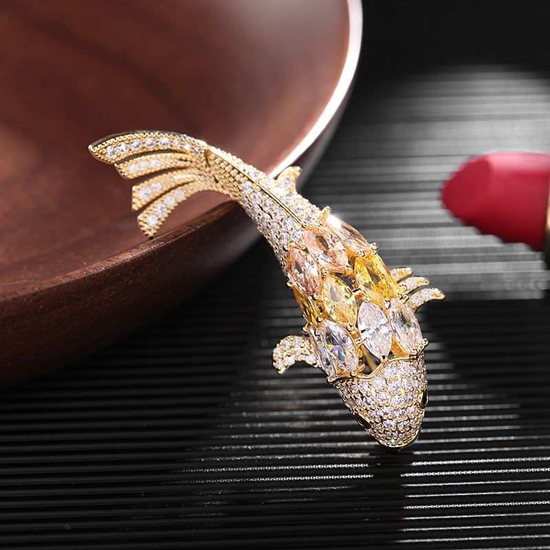 2025 The new Japan and South Korea have fish brooches every year, slightly inlaid with zircon for men and women, personalized small fish pins, and high-end brooch accessories.