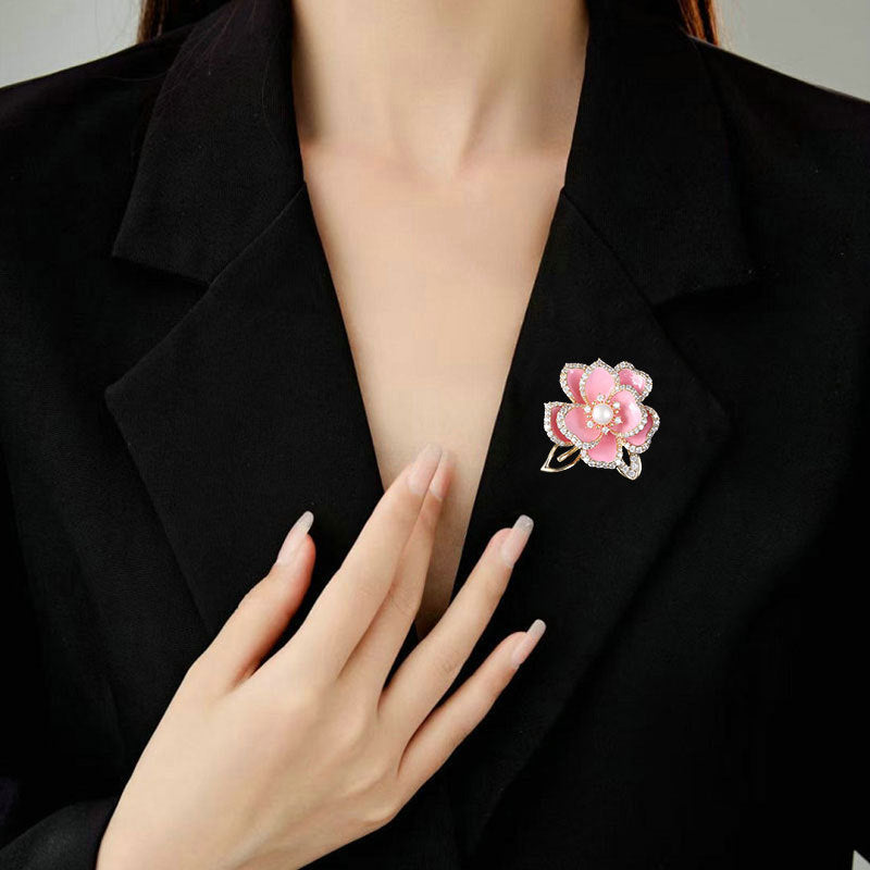 2025 New pink three-dimensional camellia brooch high-end niche design flower brooch blazer pin accessories