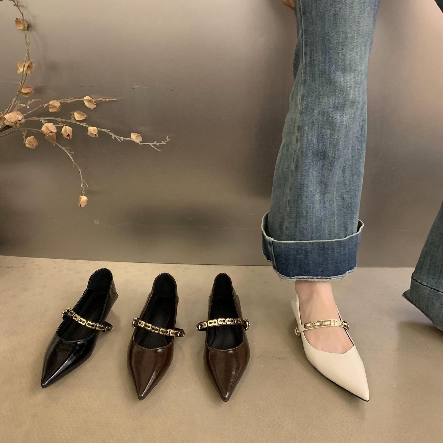 2025 Pointed low-heeled single shoes women's popular autumn new Korean version retro one-word buckle with skirt shallow mouth Mary Jane shoes