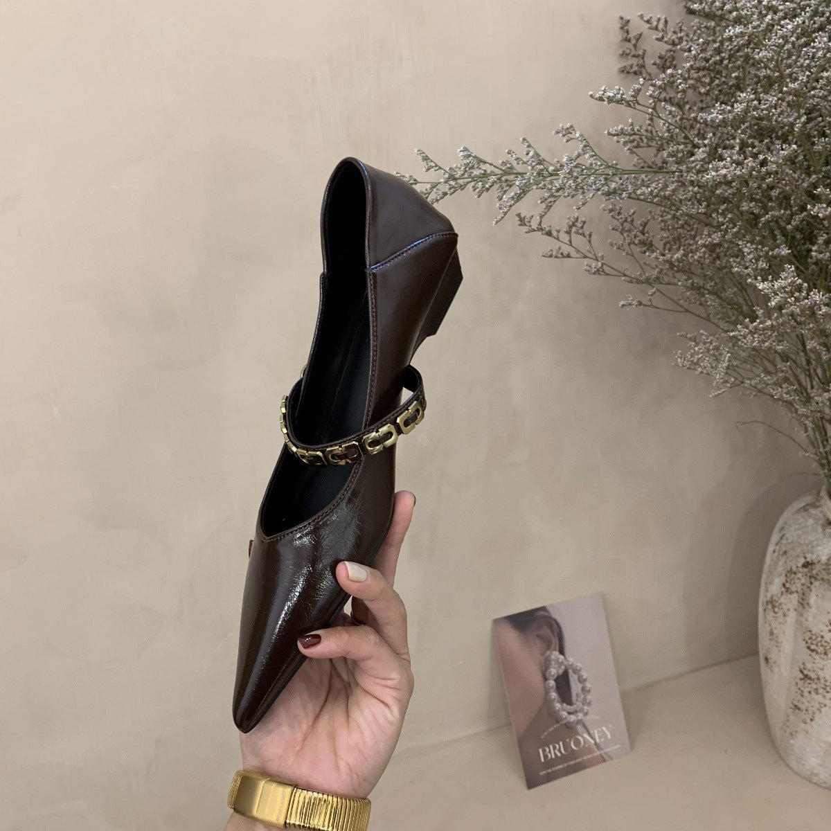 2025 Pointed low-heeled single shoes women's popular autumn new Korean version retro one-word buckle with skirt shallow mouth Mary Jane shoes