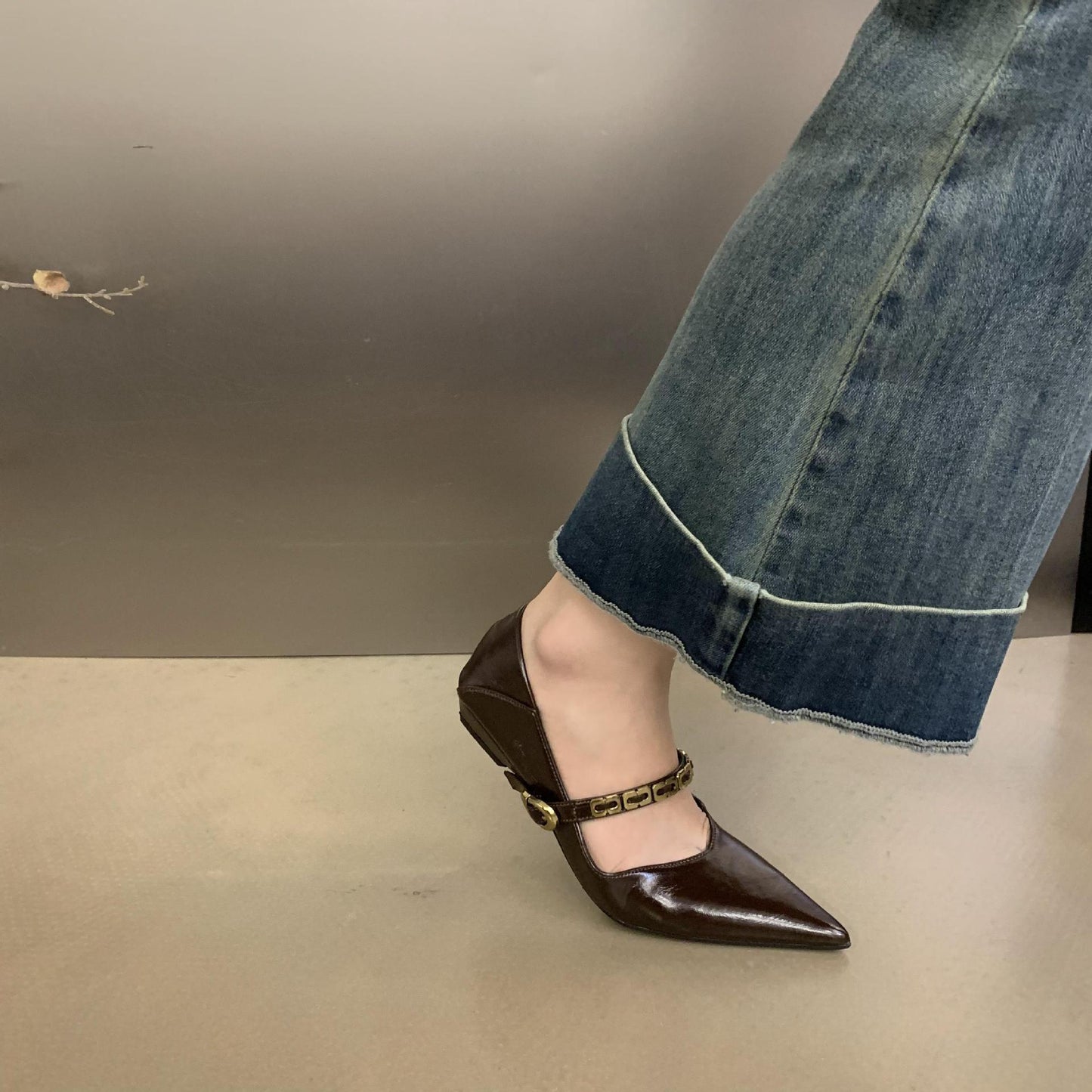 2025 Pointed low-heeled single shoes women's popular autumn new Korean version retro one-word buckle with skirt shallow mouth Mary Jane shoes